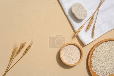 Téléchargez les photos : Le riz entier et le son de riz sont stockés dans des assiettes en bois. Rechercher et développer des produits de soins de la peau à partir d'ingrédients naturels. Espace vide pour l'affichage du produit. - en image libre de droit