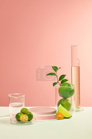 Foto de Limones frescos y cristalería dispuestos sobre una mesa blanca sobre un fondo rosa, creando un entorno ideal para la promoción de cosméticos naturales enriquecidos con la bondad de la vitamina C de los limones. - Imagen libre de derechos