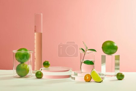 Foto de Instrumentos de laboratorio y limones frescos exhibidos sobre un fondo blanco-rosado, con un podio de cristal para la presentación del producto-un espacio óptimo para la publicidad cosmética y destacando ingredientes naturales. - Imagen libre de derechos