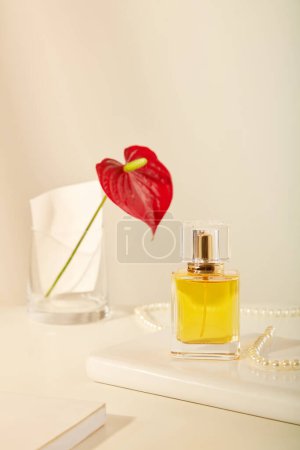 Foto de Ideas de marca de productos de perfume con maquetas para el diseño. Sobre un fondo blanco, botella de vidrio sin marca decorada con collar de perlas, jarrón de flores y cuaderno. Vista frontal - Imagen libre de derechos