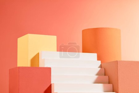 Foto de Podio colorido en diferentes formas y colores dispuestos con una escalera blanca. Formas geométricas podio para la visualización del producto. Escenario en pantalla de pedestal - Imagen libre de derechos