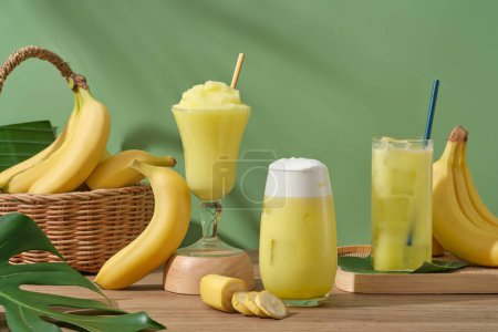 Téléchargez les photos : Concept de boissons avec quelques verres de jus de banane et smoothie. Les bananes (Musaceae) sont riches en vitamine E et en eau qui peuvent améliorer l'état de santé - en image libre de droit