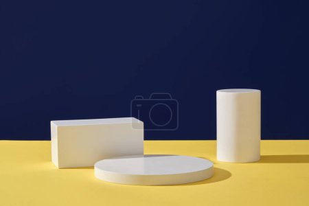 Vorderansicht von runden und rechteckigen weißen leeren Plattformen, die auf einem farbigen Hintergrund angeordnet sind. Minimale Szene-Attrappe kosmetische Produktbühne Vitrine