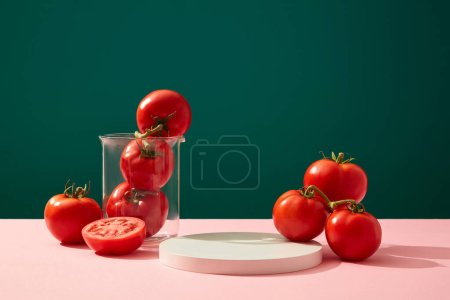 Un podio blanco redondo decorado con tomates frescos y un vaso de precipitados sobre fondo verde oscuro. Espacio para el diseño y la exhibición de productos de embalaje. Publicidad y marca de productos cosméticos