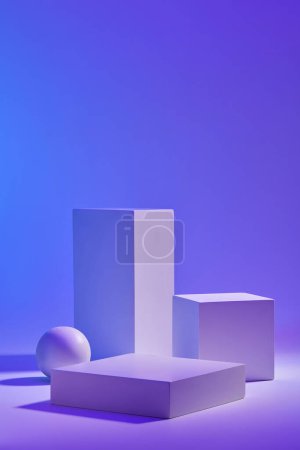 Téléchargez les photos : Scène abstraite minimaliste avec podiums vides géométriques décorés sur fond de couleur. Espace pour la présentation de produits cosmétiques. Vue de face, espace de copie - en image libre de droit