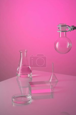 Foto de Vista frontal de cristalería de laboratorio que contiene líquido transparente sobre fondo rosa. En el centro hay un podio transparente para el producto de la exhibición. Ciencia y formación médica - Imagen libre de derechos