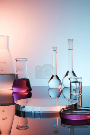 Foto de Pedestal para presentación de producto con podio transparente, cristalería de laboratorio que contiene líquido púrpura sobre fondo de gradiente púrpura. Tema del laboratorio. Ciencia y formación médica - Imagen libre de derechos