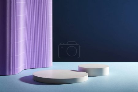 Téléchargez les photos : Vue de face de deux podiums ronds vides sur fond sombre. Les plis de papier violet forment un mur ondulé doux. Fond abstrait minimal pour le produit d'affichage. - en image libre de droit