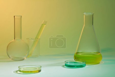 Foto de Concepto de laboratorio con líquido amarillo y azul contenido dentro de algunos cristalería. Concepto de investigación y desarrollo del laboratorio científico - Imagen libre de derechos