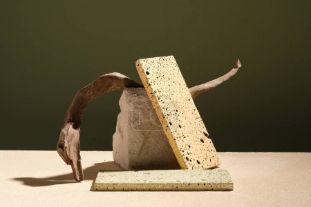 Foto de Vista frontal de un bloque de piedra con un pedestal rectángulo apoyado, rama de árbol mostrada. Podio vacío para publicidad de productos - Imagen libre de derechos