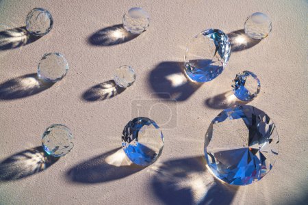 Foto de Muchos diamantes de lujo en diferentes tamaños están dispuestos en el fondo de piedra, que están reflejando la luz. Lujoso y magnífico concepto - Imagen libre de derechos