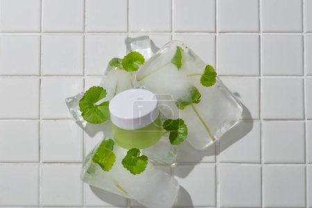 Unetikettiertes Glas, das auf einige Eisblöcke gelegt wurde. Gotu kola (Centella asiatica) fördert die Kollagenproduktion und verbessert die allgemeine psychische Gesundheit