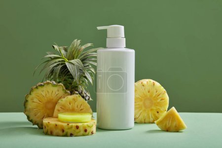 Téléchargez les photos : Scène de maquette avec bouteille vide blanche pour cosmétique d'extrait d'ananas (Ananas comosus) sur fond vert minimaliste. Ananas a beaucoup d'avantages pour la peau et les cheveux - en image libre de droit
