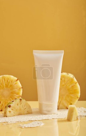 Foto de Vista frontal de cosmética con extracto de piña (Ananas comosus) en una botella blanca con etiqueta vacía sobre fondo minimalista. Cosmética natural. Maqueta sin marca - Imagen libre de derechos