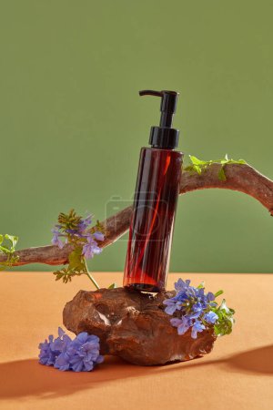 Foto de Vista frontal de una botella cosmética de vidrio con bomba de extracto de Mugwort (Artemisia vulgaris). Cosmética de belleza orgánica natural concepto - Imagen libre de derechos
