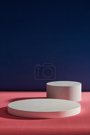 Foto de Cilindro podio y podio redondo en color blanco decorado sobre fondo oscuro. Escena mínima maqueta de la etapa del producto cosmético escaparate - Imagen libre de derechos