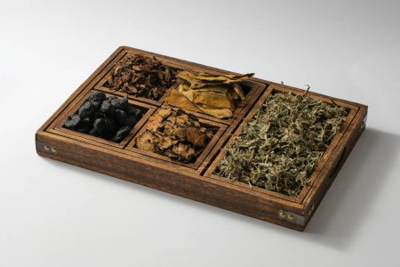 Una bandeja de madera con compartimentos que contienen algunos tipos de hierbas. Estas hierbas tienen un gran valor medicinal y son muy preciosas como la medicina tradicional.