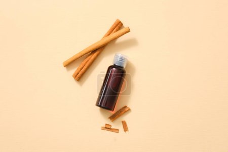 Foto de Una botella de etiqueta vacía que contiene aceite esencial extraído de Canela (Cinnamomum). Una maqueta de producto. Espacio en blanco para añadir texto - Imagen libre de derechos