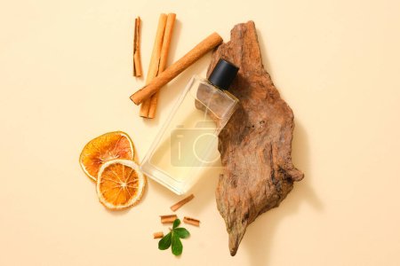 Foto de Una botella transparente llena de aceite esencial extraído de canela (Cinnamomum) y rebanada de naranja seca. Hierbas para una buena salud y una piel sana - Imagen libre de derechos