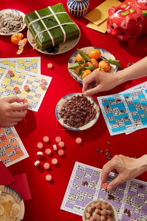 Téléchargez les photos : Les gens jouent au bingo pendant les vacances au Tet avec des graines de pastèque rôties dispersées - en image libre de droit
