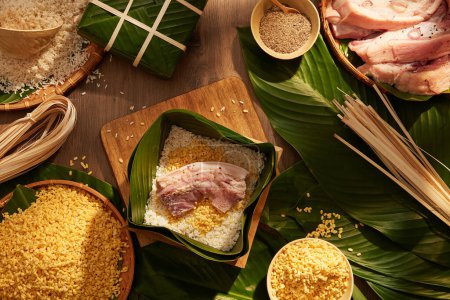 Téléchargez les photos : Gâteau traditionnel vietnamien Chung avec riz collant au porc, haricots mungo et feuilles de dong. Pose plate - en image libre de droit