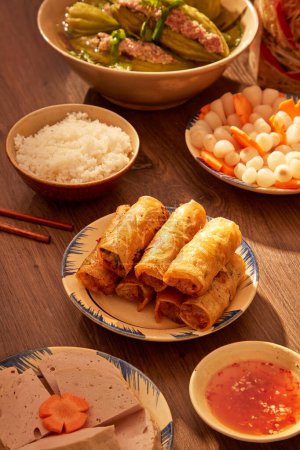 Foto de Un banquete Tet con rollo de primavera, sopa y un tazón de arroz. Año nuevo concepto creativo. Vista frontal - Imagen libre de derechos