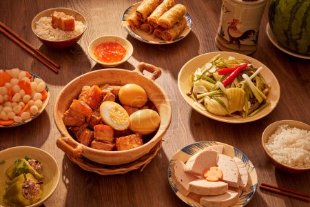 Foto de Un clásico plato vietnamita con cerdo caramelizado y huevos como plato principal y otros alimentos. concepto de vacaciones Tet - Imagen libre de derechos