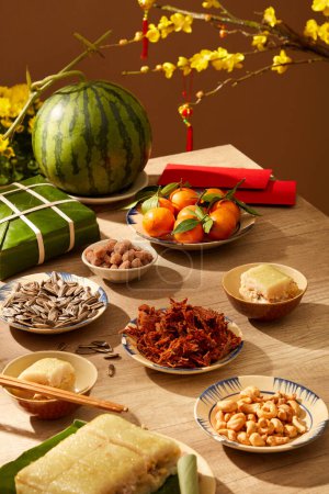 Foto de Los alimentos tradicionales vietnamitas se sirven en una mesa en las vacaciones del Tet. Fotografía de fondo de madera Contenido de vacaciones Tet - Imagen libre de derechos