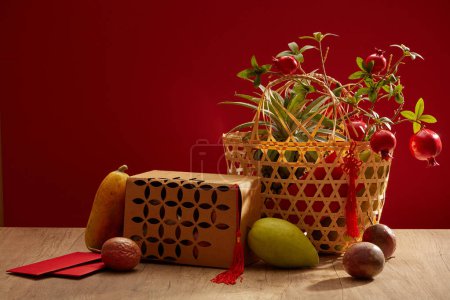 Foto de Muchos tipos de fruta colocada en una mesa de madera con sobres rojos y algunas granadas en una canasta. Vista frontal. Chino vacaciones concepto mockup - Imagen libre de derechos