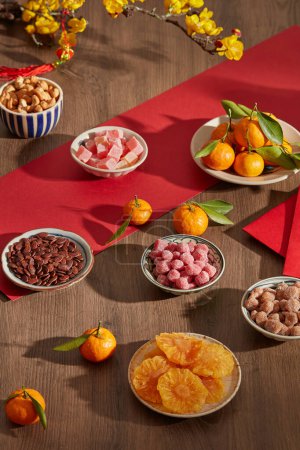 Téléchargez les photos : Fleurs d'abricot, noix, oranges mandarines et de nombreux types de fruits confits séchés. Festival traditionnel en Asie - en image libre de droit