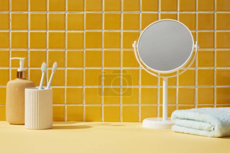 Téléchargez les photos : Un miroir, serviette et brosses à dents à l'intérieur d'un fond de salle de bain. Vue de face. Espace vide pour l'affichage des produits cosmétiques - en image libre de droit