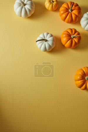Einige orangefarbene und weiße Halloween-Kürbisse, die in der oberen rechten Ecke angeordnet sind. Leere Flächen für die Produktpräsentation