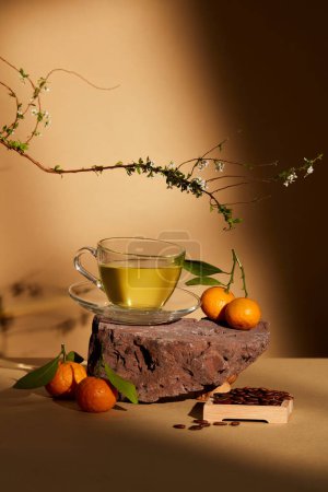 Foto de Vista frontal de mandarinas, una taza de té con semillas de sandía colocadas en una bandeja de madera. Para publicidad de bebidas - Imagen libre de derechos