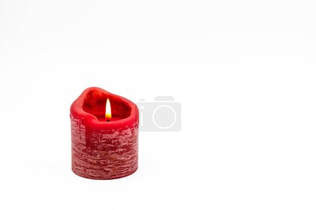Téléchargez les photos : Carte de voeux sur fond blanc avec bougie rouge brûlante pour Noël et Adent comme plan studio - en image libre de droit