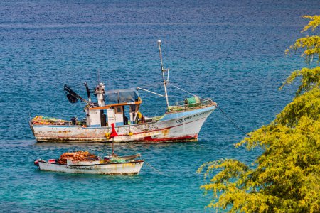Zwei Fischerboote vor der Küste von Tarrafal im Norden der Insel Santiago, Kapverden, Makaronesien