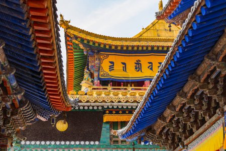 Téléchargez les photos : Colorful roofs with beams and ornaments and spectacular decorations at a temple in Kumbum Jampaling Monastery, Xining, China - en image libre de droit