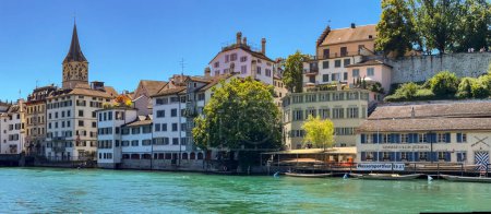 Foto de Picturesque view of the houses on the Schipfe and the Church of St. Peter on the banks of the Limmat in Zurich, Switzerland - Imagen libre de derechos
