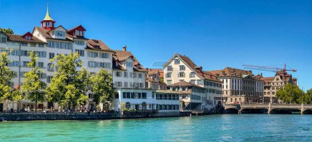Foto de Picturesque view of the promenade and houses at the Schipfe on the Limmat riverbank in Zurich, Switzerland - Imagen libre de derechos