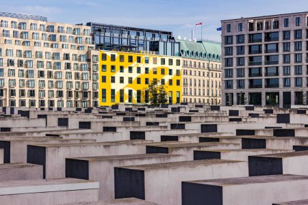 Foto de View over houses and the concrete blocks of the Holocaust Memorial in Berlin Mitte, Germany - Imagen libre de derechos