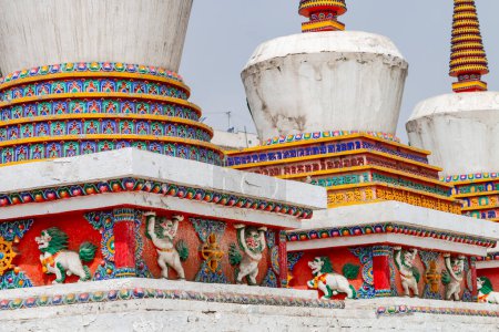 Téléchargez les photos : Colorful painting on a Tibetan stupa at the picturesque Kumbum Champa Ling Monastery near Xining, China - en image libre de droit