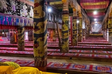 Téléchargez les photos : A colorfully decorated prayer hall with carpets at Ta'er Monastery west of Xining, China - en image libre de droit