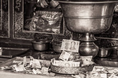Téléchargez les photos : Black and white image of decorated silver bowl for donations in the form of money, Kumbum Tibetan monastery, Xining, China - en image libre de droit