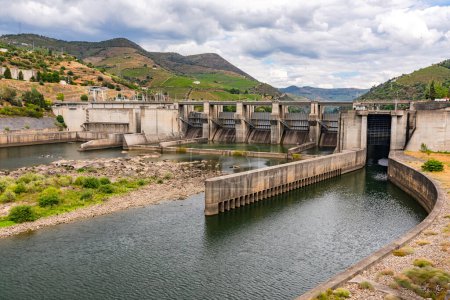 Téléchargez les photos : The lock at the Regua power plant on the middle reaches of the Douro River is used for navigability and power generation, Regua, Portugal - en image libre de droit