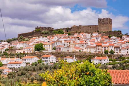 Foto de Panorama with the houses and the castle fortress of the historical town Castelo de Vide in Portugal - Imagen libre de derechos