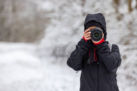 Foto de Fotógrafa con cámara fotográfica profesional al aire libre en invierno - Imagen libre de derechos