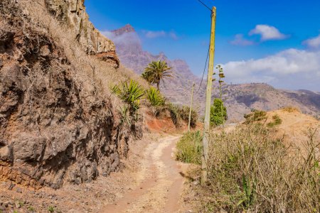 Foto de An idyllic hiking trail in the mountainous center of Santiago Island, Cape Verde Islands - Imagen libre de derechos