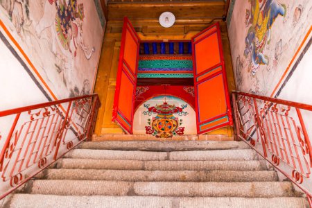 Téléchargez les photos : Stairs leading to a painted door of a Tibetan prayer hall at Kumbum Champa Ling Monastery near Xining, China - en image libre de droit