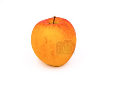 Téléchargez les photos : Une pomme rouge orangé comme fruit sain isolé sur un fond blanc en studio - en image libre de droit
