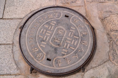 Téléchargez les photos : Une couverture de trou d'homme inscrite en chinois dans la cour du monastère de Kumbum Champa Ling, Xining, Chine - en image libre de droit