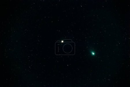 Téléchargez les photos : Astrophotographie de la comète verte C 2022 E3 ZTF à côté de i Aurigae, suivi 10 secondes à ISO 10000 avec 800mm et f11 le 8 février 2023, Riedstadt, Allemagne - en image libre de droit